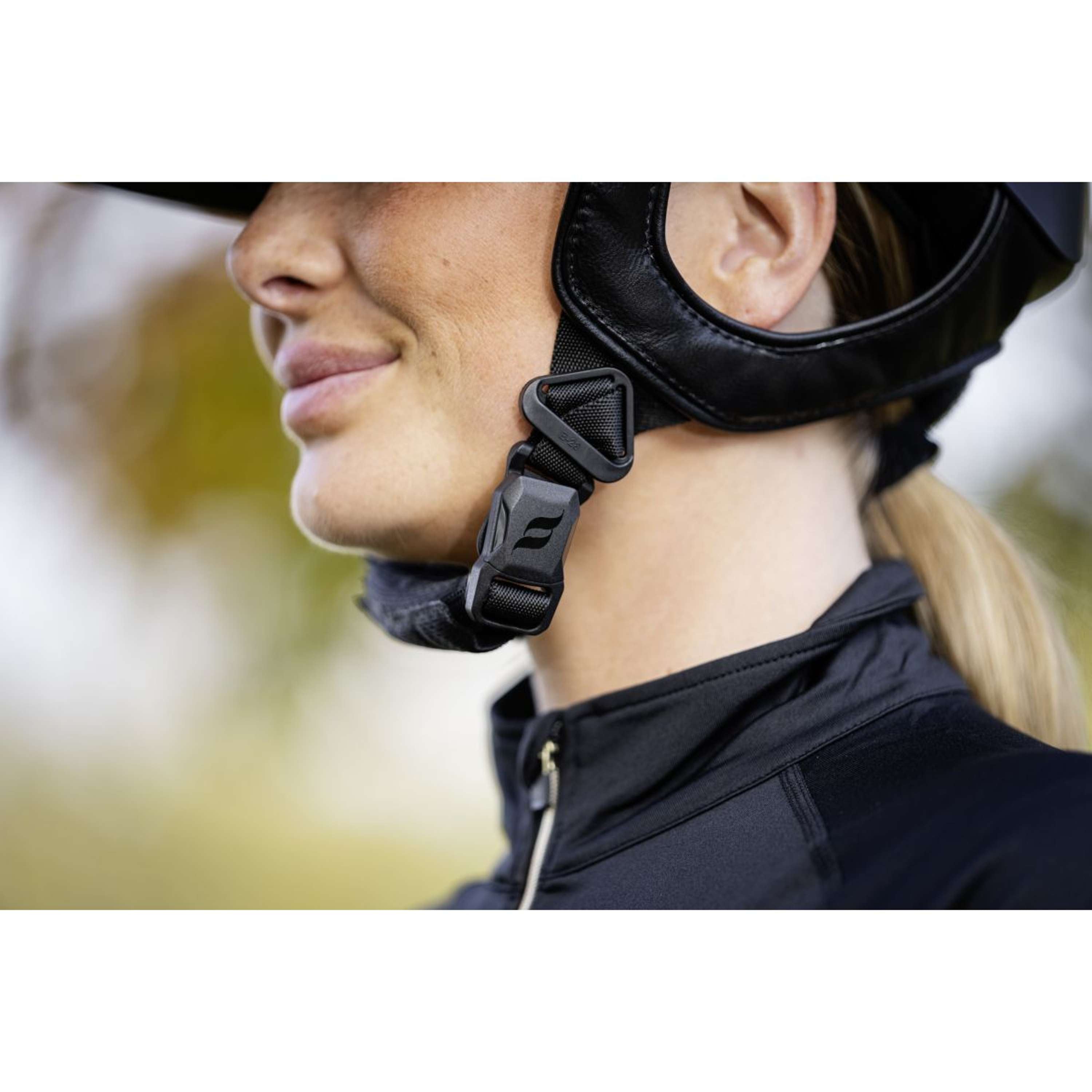 Back on Track Cap Caracas Mips Black