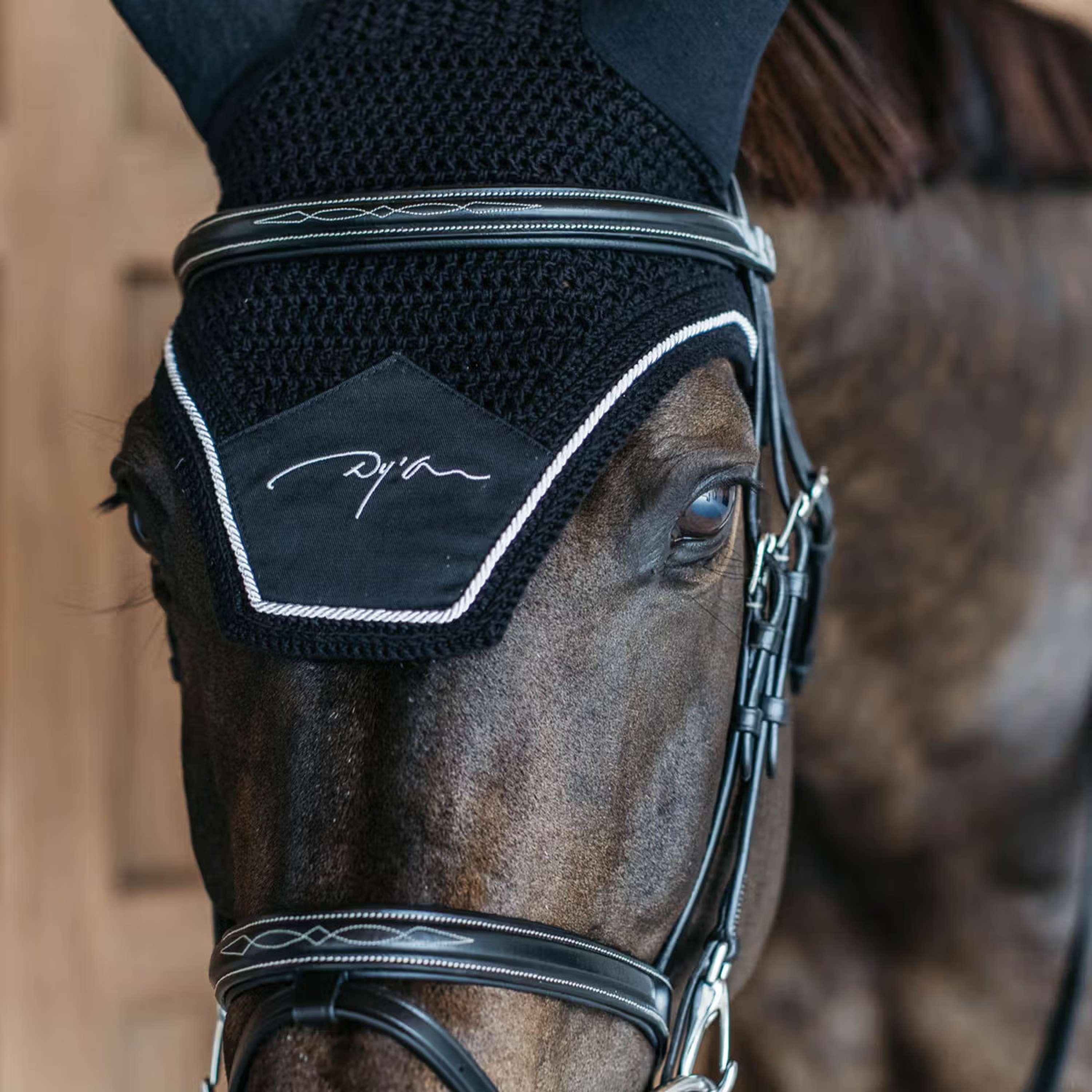 Dyon Ear Bonnet Diamond Black