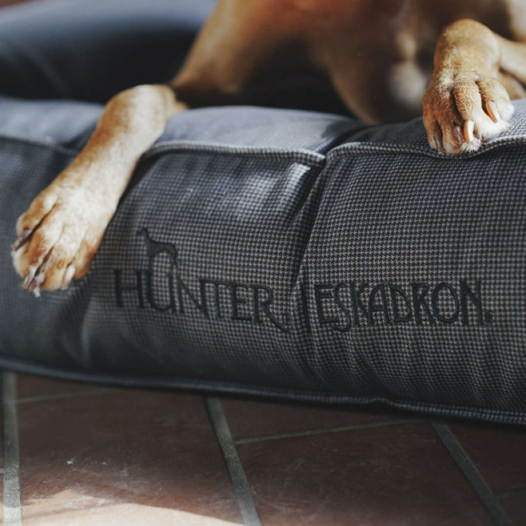 Hunter x Eskadron Dog Bed Chester Anthracite checked